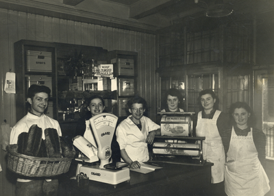 827309 Groepsportret van het winkelpersoneel van bakkerij J.W.A. Mulder (Dorpsstraat C8) te Harmelen.